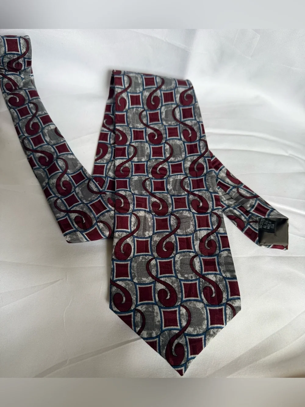 Belinda Men's Burgundy and Gray Geometric Silk Tie 60’ x 4
